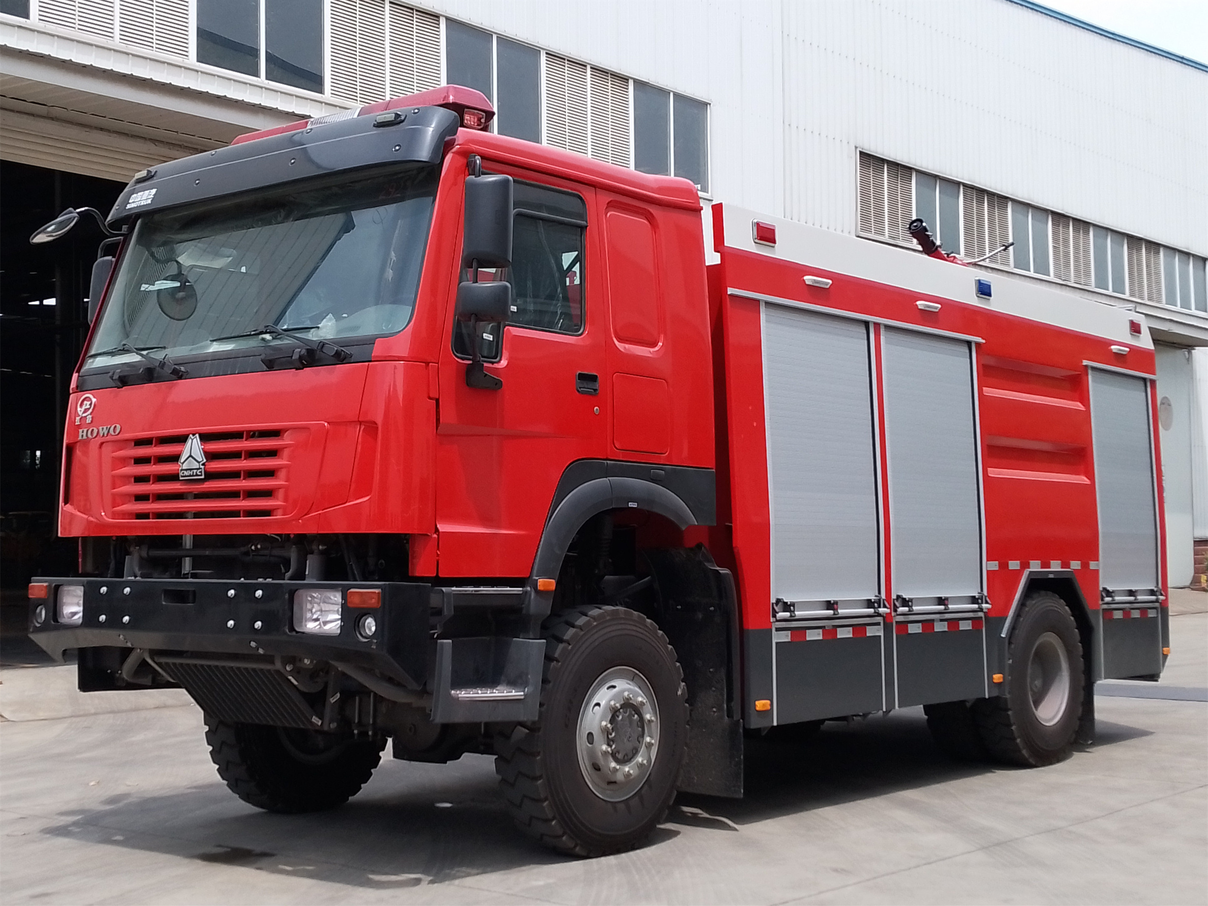 重汽越野5.5噸水罐消防車