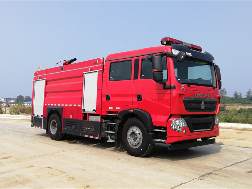 重汽豪沃8噸水罐消防車