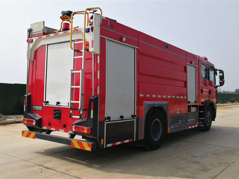 8噸重汽豪沃泡沫消防車