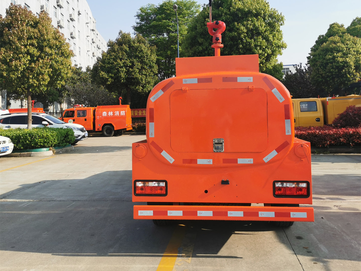 1.36噸四驅(qū)雙排灑水車