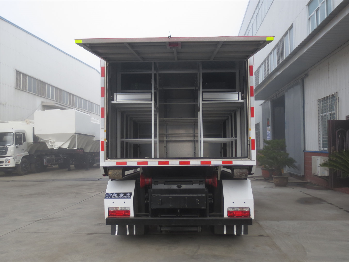 東風(fēng)自卸式器材裝備運(yùn)輸車(chē)