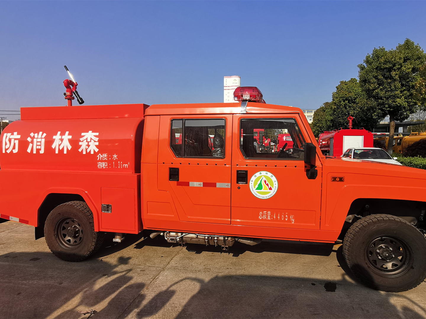 森林四驅(qū)勇士雙排1.36噸供水車（圓罐）