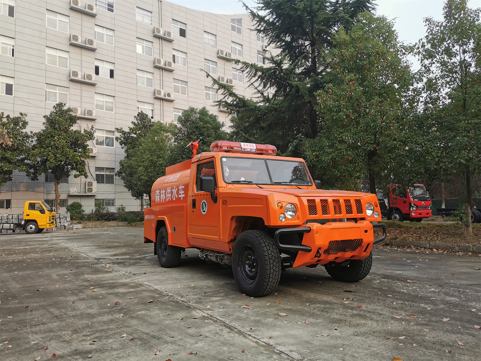 森林四驅勇士單排1.66噸供水車（圓罐）